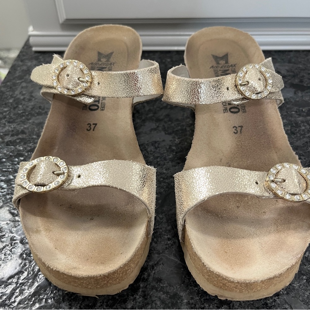 Very good used condition Mephisto Lidia sandals in platinum | Size 37
